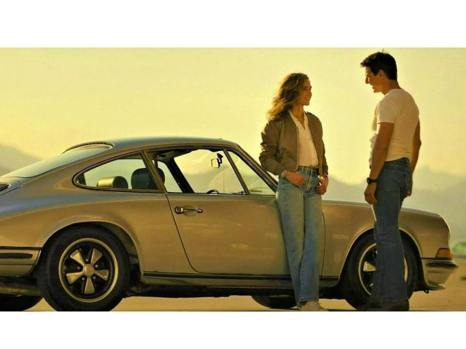 《捍衛戰士：獨行俠》中，駕駛著1973年份911S Coupe的Penny最後與Maverick在夕陽下含情脈脈相對而視。（截圖自Paramount Pictures）