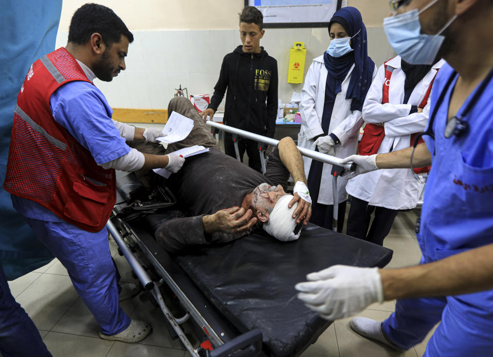 Algunos de los veintiocho bebés prematuros que estuvieron en terapia intensiva en el afectado hospital Al-Shifa en el norte de Gaza son preparados para su traslado al Hospital Emirates Crescent en Rafah, en el sur de la Franja de Gaza, el 20 de noviembre de 2023. (Samar Abu Elouf/The New York Times)