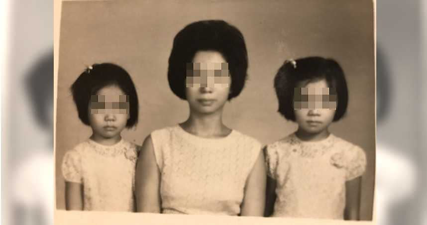 H小姐（左）看著與媽媽、姐姐的舊時合照，想起沒能保管好媽媽的遺物，H小姐心裡更加難過。（圖／讀者提供）
