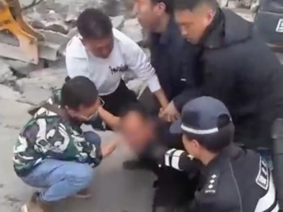 中國雲南今日發生一起隨機砍人案，犯案的李姓男子下午被捕。（翻攝自《新京報》微博）