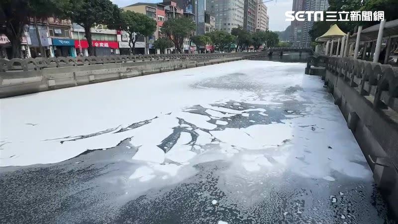 基隆市田寮河被人排入大量的泡沫。（圖／翻攝畫面）