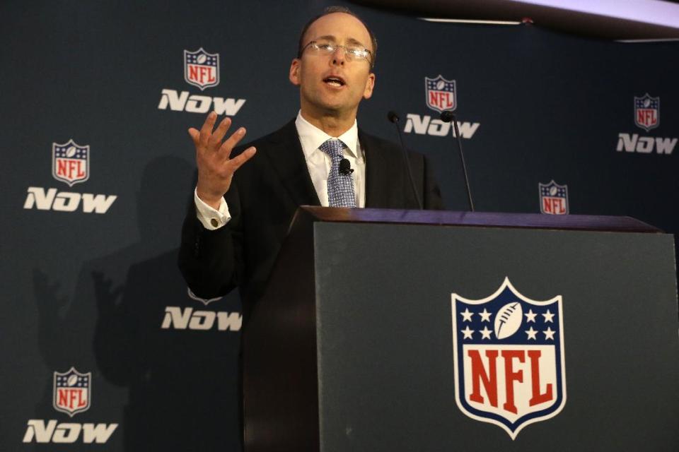 New England Patriots president Jonathan Kraft threw a little shade at Jerry Jones on Sunday. (AP)