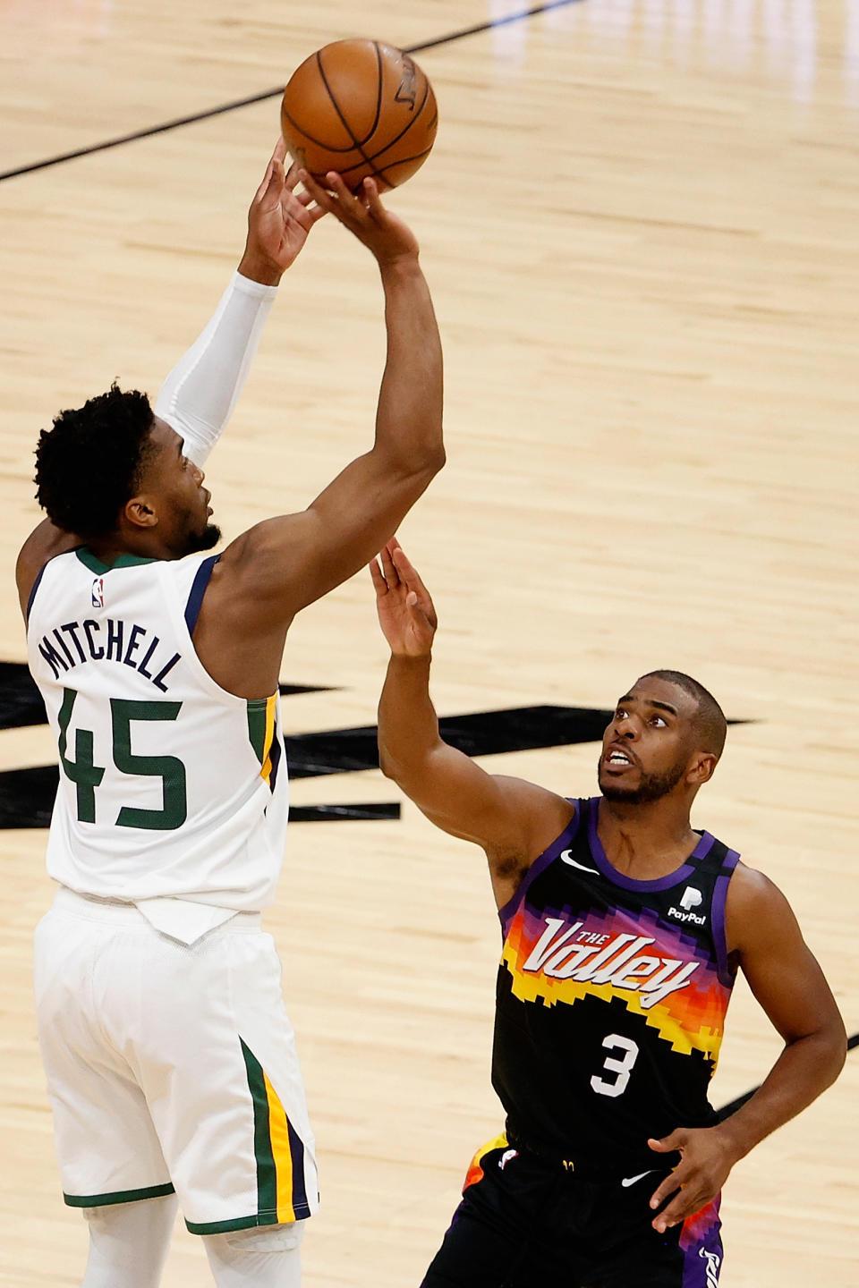 本季Donovan Mitchell（出手者）與Chris Paul分別帶領猶他爵士與鳳凰城太陽打出好成績。（Photo by Christian Petersen/Getty Images）