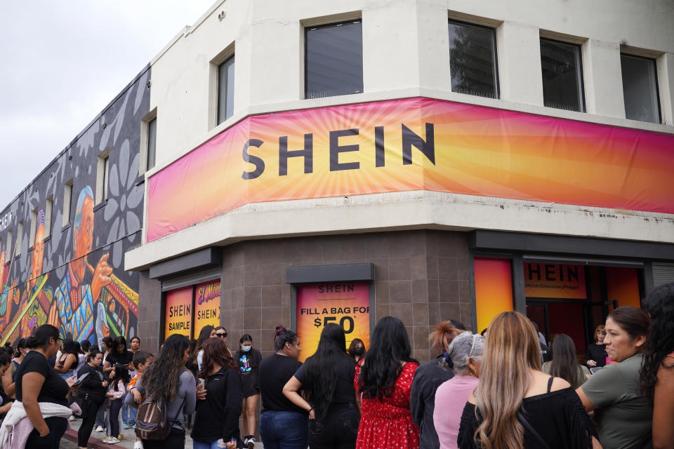 Los invitados hacen fila afuera de la tienda durante el Proyecto de Descubrimiento de Arte SHEIN X el 17 de septiembre de 2022 en El Monte, California. (Foto de Presley Ann/Getty Images para SHEIN)