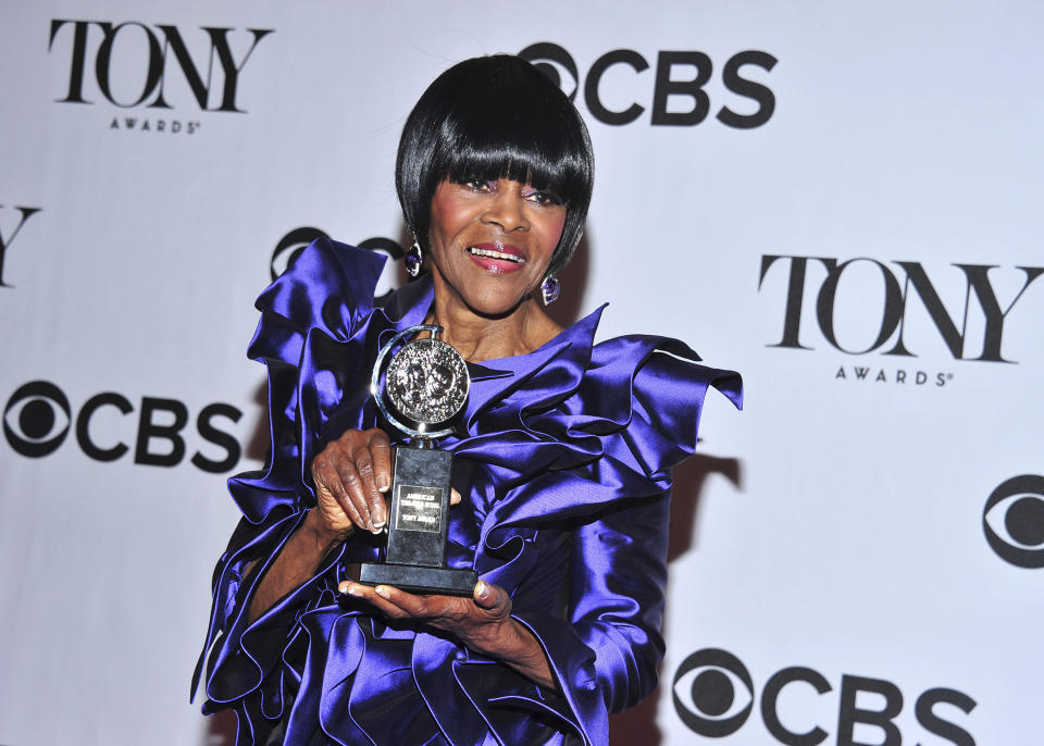 ARCHIVO - Cicely Tyson Posa con su premio a mejor actriz en una obra por "The Trip to Bountiful" en la sala de prensa en la 67a entrega anual de los Tony el 9 de junio de 2013 en Nueva York. Tyson, la actriz negra pionera nominada al Oscar por su papel como la esposa del aparcero en “Sounder”, ganadora de un Tony a los 88 años en 2013, que conmovió al público de la TV en “The Autobiography of Miss Jane Pittman” murió el jueves a los 96 años. (Foto Charles Sykes/Invision/AP, archivo)