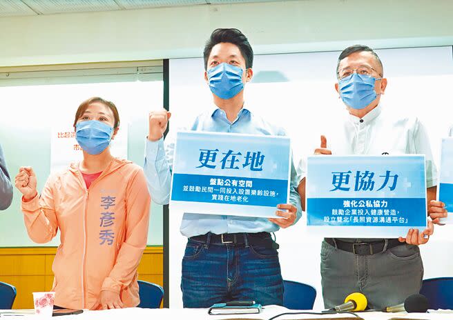 國民黨台北市長參選人蔣萬安（中）遭譏選戰打成躺平族，蔣20日表示，是團隊越來越擴大，有更多理念相近的人加入。（姚志平攝）