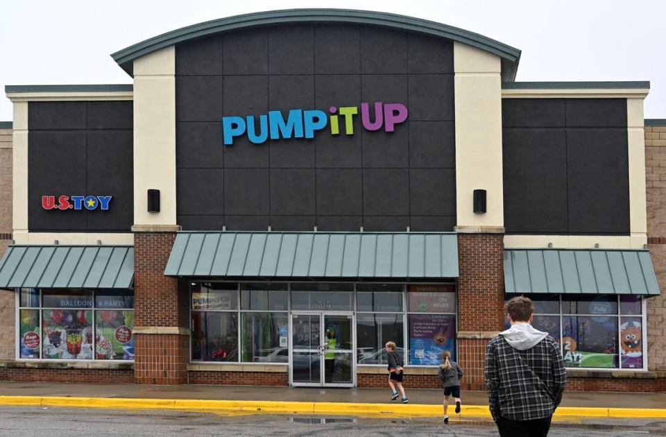 U.S. Toy Co., con sede en Grandview, inauguró recientemente su nueva tienda en 8510 W. 135th St., en Overland Park, con una franquicia de eventos para fiestas llamada Pump It Up.