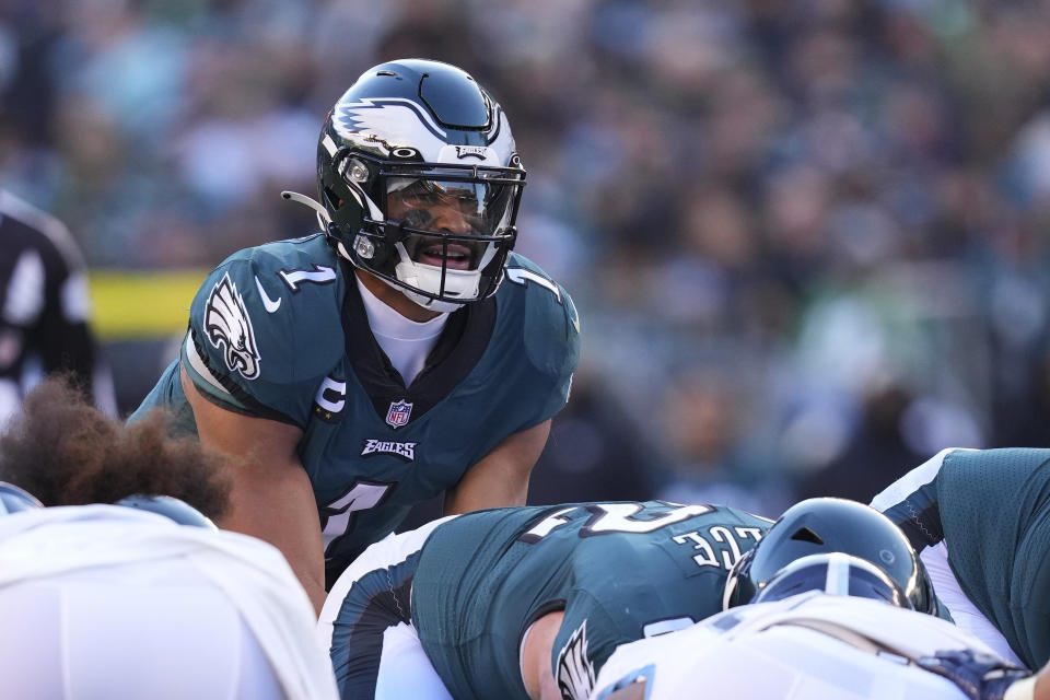 PHILADELPHIE, PA – 04 DÉCEMBRE: Jalen Hurts # 1 des Eagles de Philadelphie regarde sous le centre contre les Titans du Tennessee au Lincoln Financial Field le 4 décembre 2022 à Philadelphie, Pennsylvanie.  (Photo de Mitchell Leff/Getty Images)