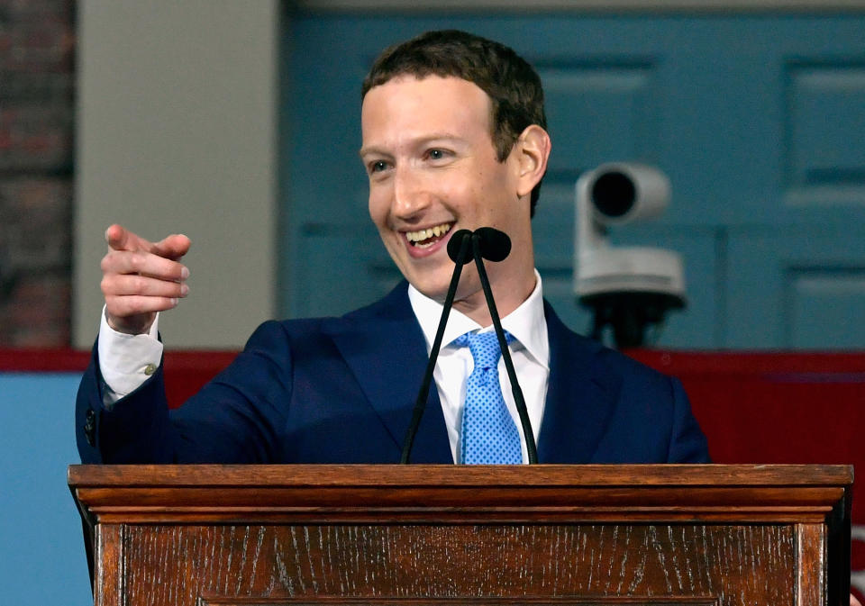 <p>Er ist mit 33 Jahren der Jüngste unter den zehn Reichsten der Welt und kommt mit seinen 71 Milliarden US-Dollar auf Rang 4 der „Forbes“-Liste der reichsten Menschen der USA: Facebook-Gründer Mark Zuckerberg. </p>