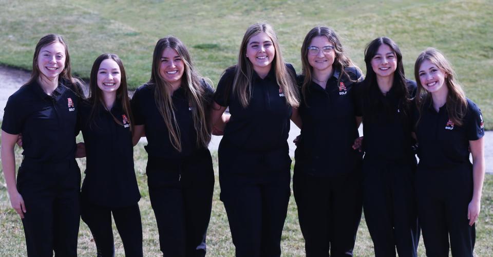 El equipo de golf femenino Ames 2024 cuenta con (desde la izquierda) Leah Becker, Jessie Lohman, Emersen Motl, Macy Button, Bani Randick, Estelle Wong y Elizabeth Duncan.  Wong fue una estrella en ascenso para los Little Cyclones la temporada pasada, e intentará unirse a Motl y Duncan para convertirse en un clasificado estatal individual, además de ayudar al equipo a regresar al estado esta primavera.