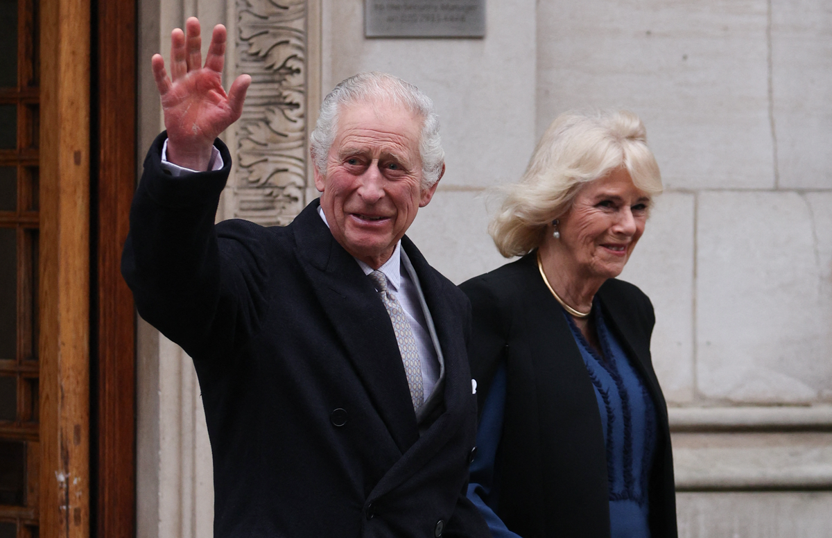The King waves as he leaves the London Clinic (AFP via Getty Images)