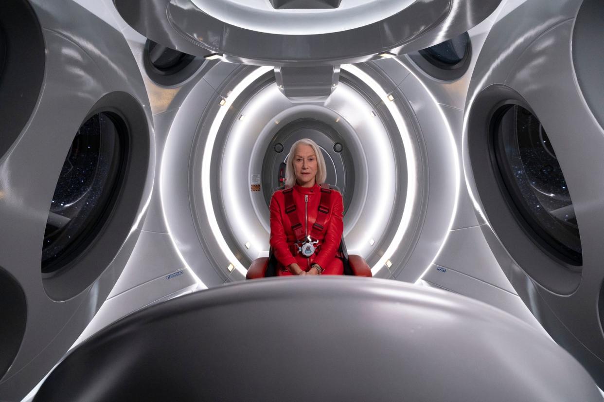 Wie bin ich Mensch, wo kann ich's sein? - In Amazons futuristischer Anthologieserie "Solos" helfen acht Hollywoodstars bei der Suche nach dem Sinn des Daseins: Mit dabei ist auch Helen Mirren auf einer Odyssee im Weltraum. (Bild: © Amazon Studios / Jason LaVeris)