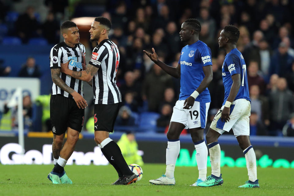LIVERPOOL, ENGLAND – APRIL 23: Kenedy of Newcastle United and Jamaal Lascelles of Newcastle United and Oumar Niasse of Everton and Idrissa Gueye of Everton during the Premier League match between Everton and Newcastle United at Goodison Park on April 23, 2018 in Liverpool, England. (Photo by James Williamson – AMA/Getty Images)