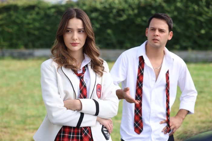 Hermanos: Oğulcan ve como todos a su alrededor hacen planes de pareja menos él al que no hacen caso ni Lydia ni Elif