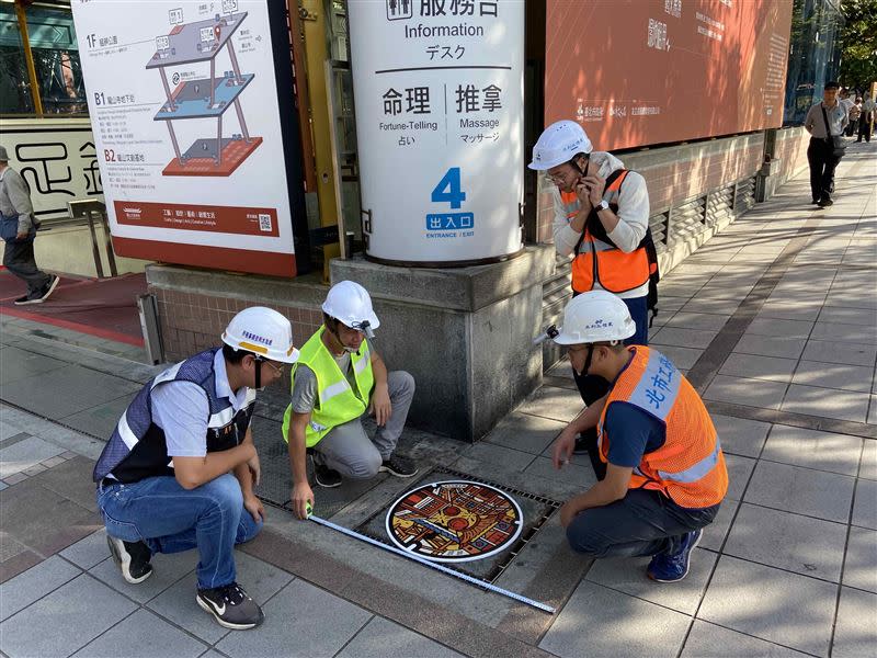 北市水利處設計團隊完成8件特色人孔蓋圖樣作品，在萬華區的適當地點施作。（圖／台北市水利處提供）