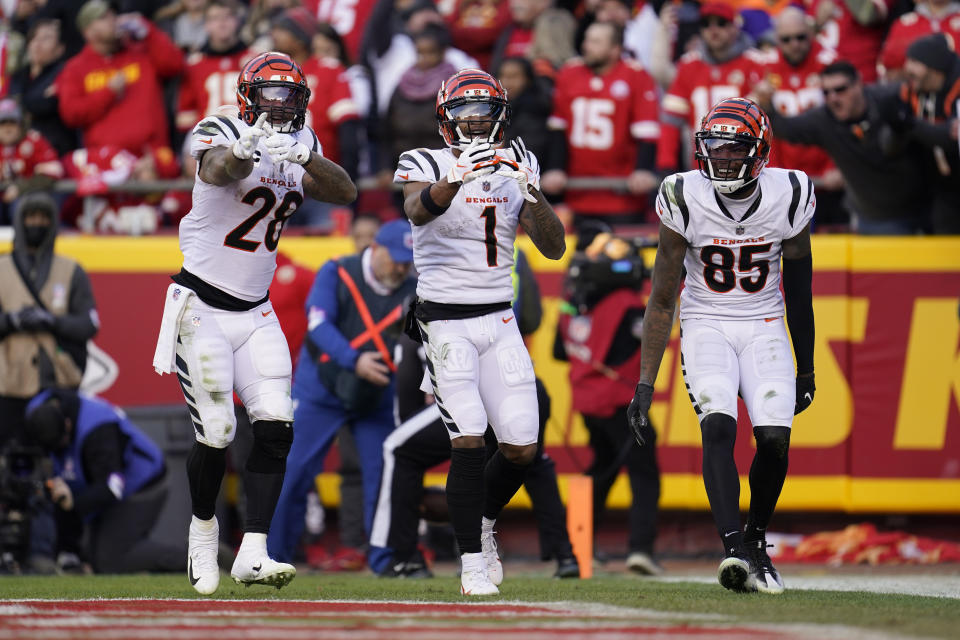 The Cincinnati Bengals, led by wide receiver Ja'Marr Chase (1), Joe Mixon (28) and Tee Higgins (85), are underdogs in the Super Bowl. (AP Photo/Paul Sancya)