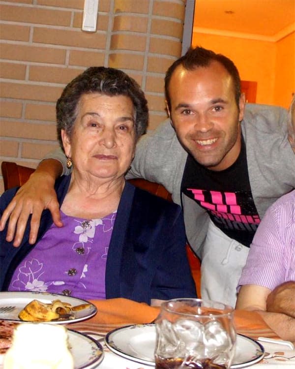 Andrés Iniesta y su abuela