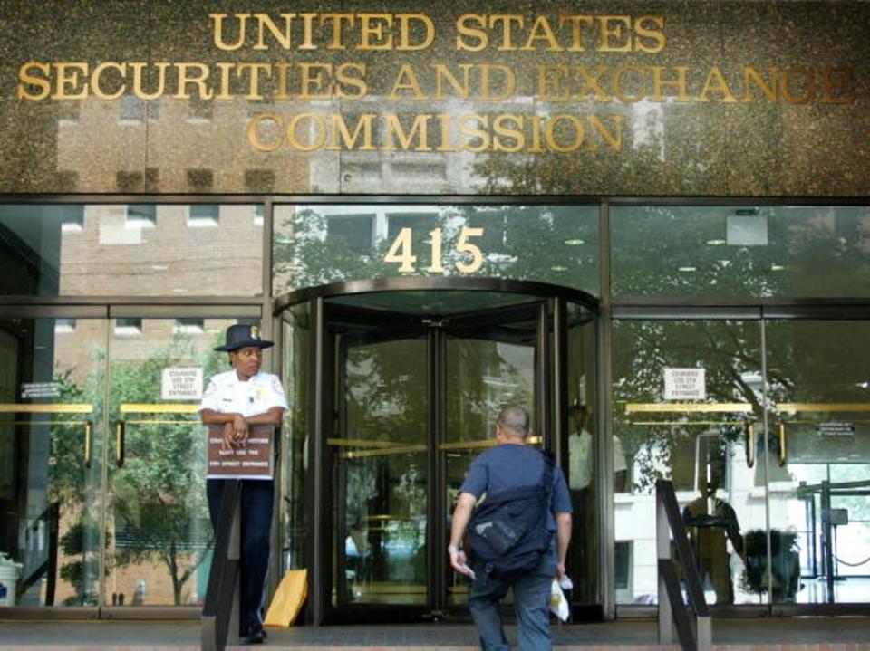 security guard stands outside of the Security and Exchange Commission offices August 14, 2002 (Getty Images)