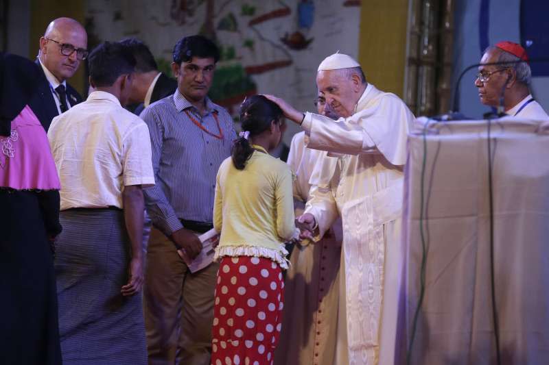教宗一一接見羅興亞難民，為他們祈禱，並聆聽他們的經歷。（美聯社）