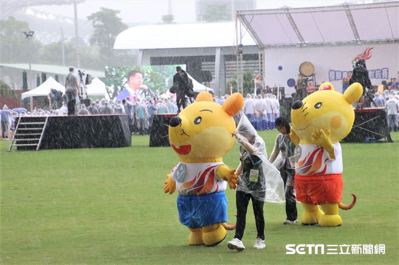 模擬賽吉祥物「鼠伊」、「鼠佴」連忙躲雨。（圖／記者劉家維攝影）