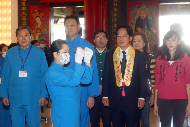 賴清德松山慈惠堂參香祈福（1） 民進黨總統參選人賴清德（前右2）7日由民進黨立委 參選人許淑華（前右）陪同，至松山慈惠堂參香祈 福。 中央社記者鄭傑文攝  112年12月7日 