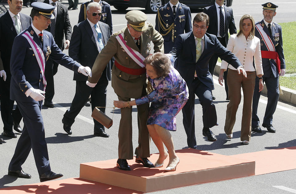 Spanish Queen Sofia (C) stumbles as King Juan Carlos (2nd L) helps her next to Crown Prince Felipe (L) and Minister of Defence Carme Chacon (R) during celebrations marking Spanish Armed Forces Day in Badajoz May 30, 2010. REUTERS/Javier Barbancho (SPAIN - Tags: MILITARY ROYALS IMAGES OF THE DAY PROFILE)