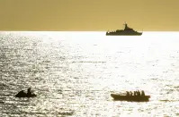<p>Pero los barcos de guerra que se ven en el horizonte muestran el momento tan delicado que se vive. (Photo by OLGA MALTSEVA/AFP via Getty Images)</p> 