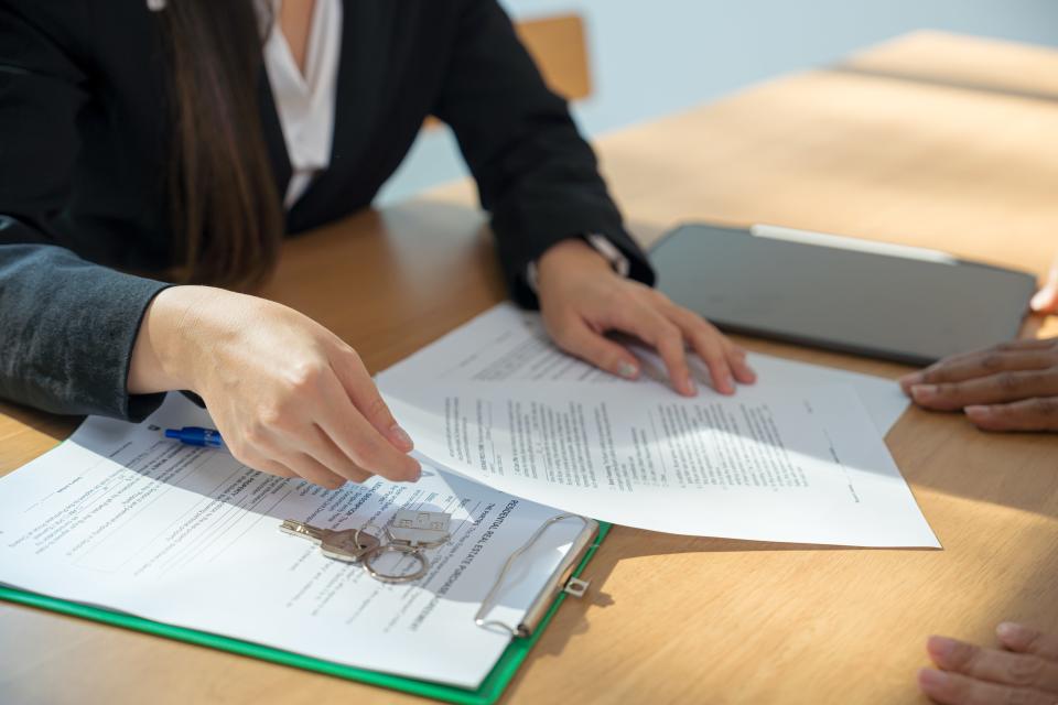 <h1 class="title">Close up of unrecognizable insurance agent showing her customer where to sign the contract.</h1><cite class="credit">Photo: Getty Images</cite>