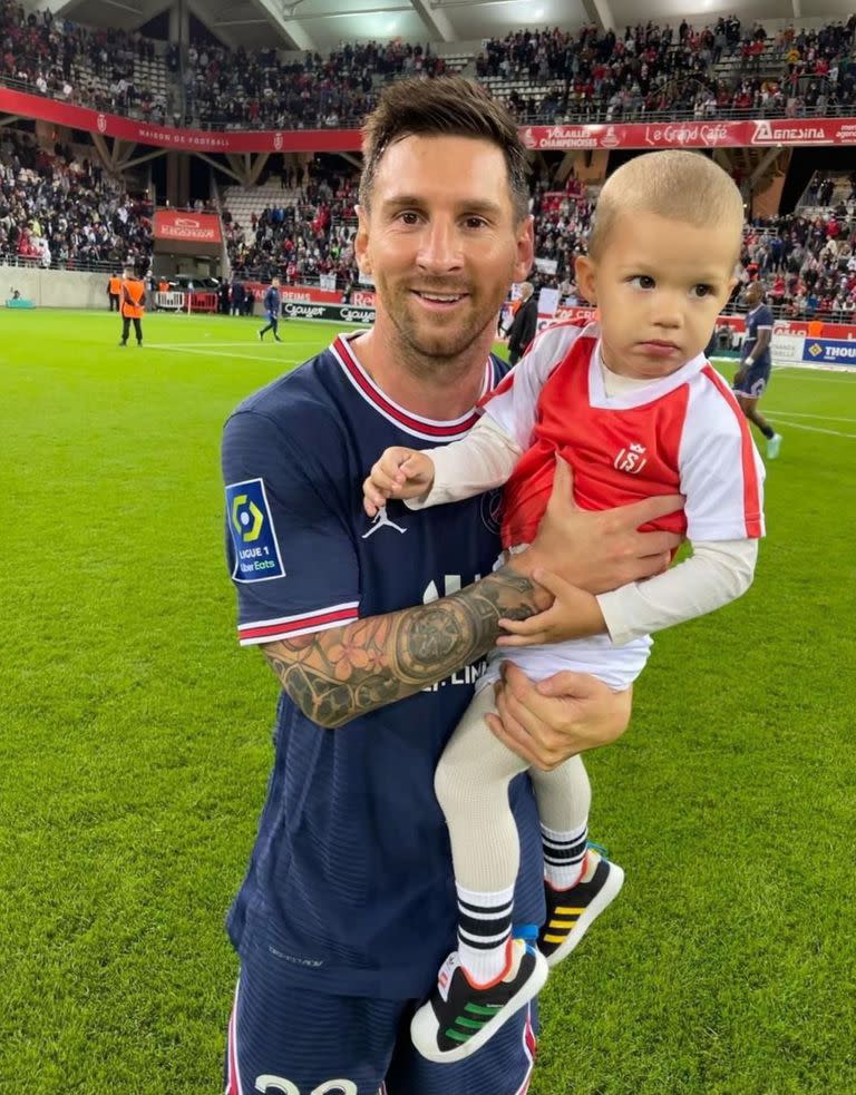 Leo posa con el hijo de Predrag Rajkovic, tras su debut en el PSG