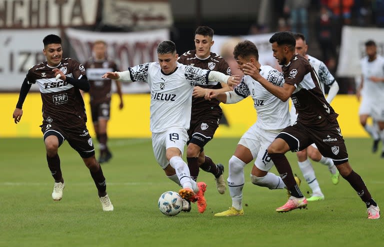 Alex Luna, uno de los encargados del juego ofensivo de Independiente, no pudo desequilibrar ante Platense