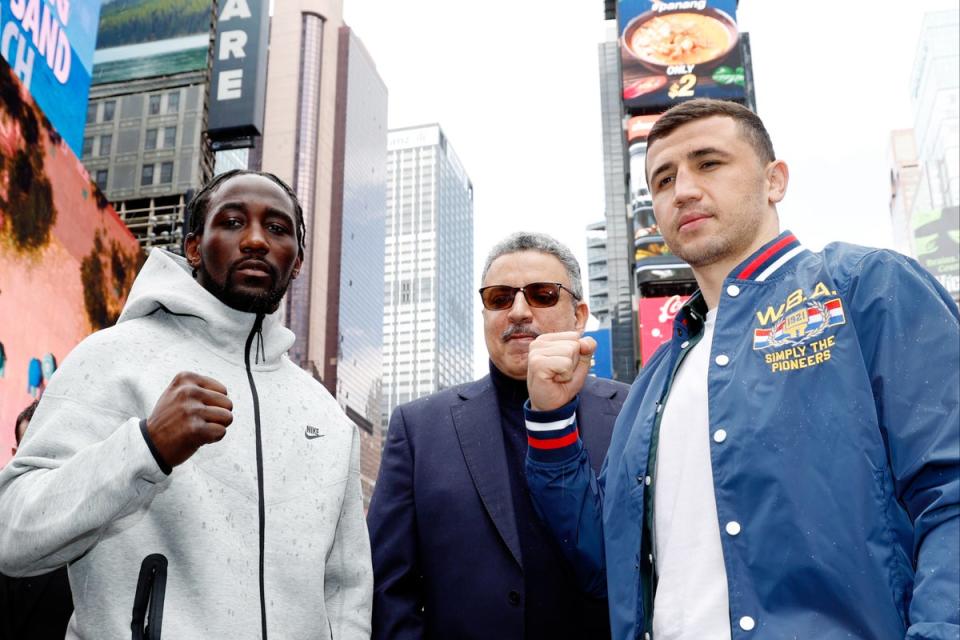 Terence Crawford (izquierda) desafía a Israil Madrimov (Getty Images)