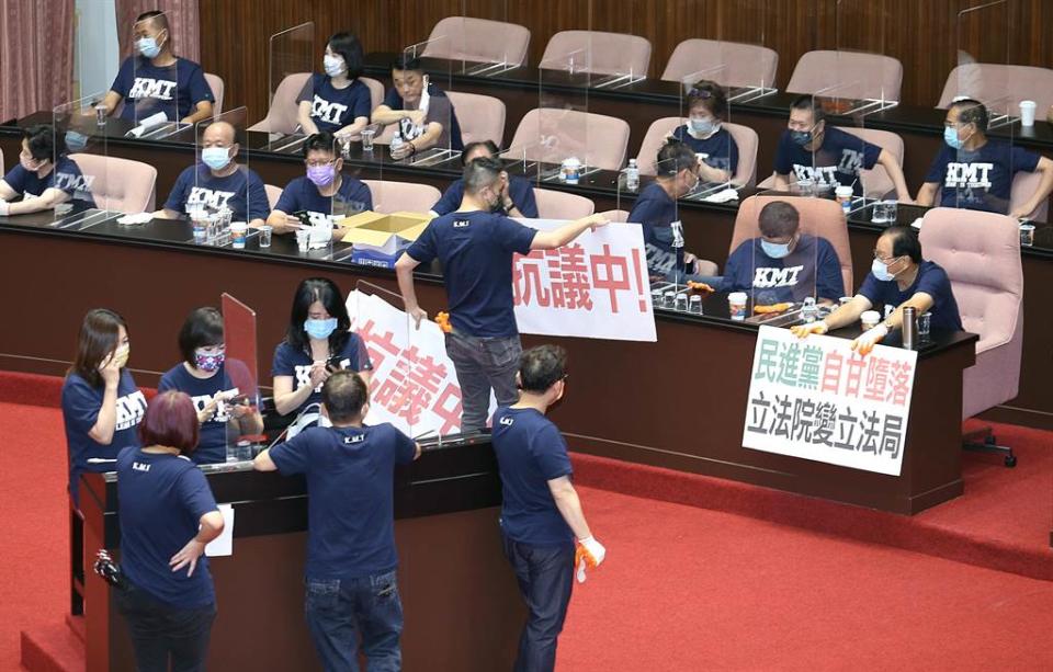 立法院1日施政總質詢，國民黨立委占領官員席與備詢台並祭出195案增列事項杯葛議事。（姚志平攝）