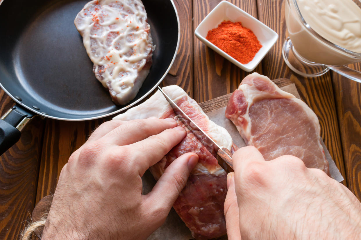 Usa un buen juego de cuchillos para cortar carnes y vegetales en tu cocina. (Foto: Getty)