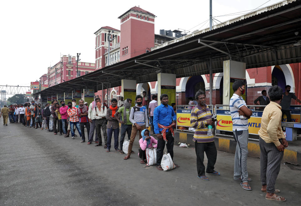 Migrant workers wait in a queue to receive free food outside Howrah railway station after India ordered a 21-day nationwide lockdown to limit the spreading of Coronavirus disease (COVID-19), in Kolkata, India, March 25, 2020. REUTERS/Rupak De Chowdhuri