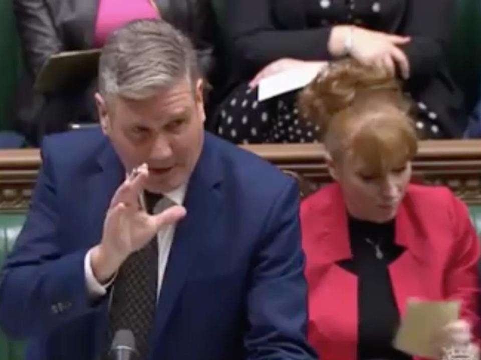 Keir Starmer habla en Cámara de los Comunes mientras su suplente Angela Rayner recibe una nota sobre la salud de la reina Isabel II (Parliament TV)