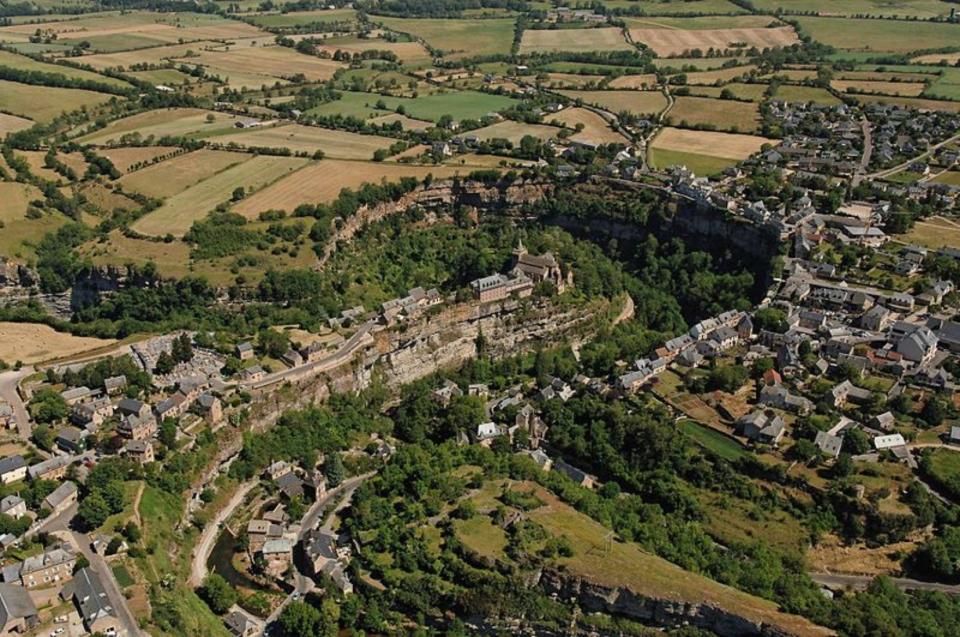 El pueblo, de casi 1.000 años de antigüedad, cuelga al borde de unos escarpes que dominan el río Dourdou y un paisaje natural sorprendente conocido como el Trou de Bozouls (Agujero de Bozouls). (Foto: <a href="http://commons.wikimedia.org/wiki/File:Bozouls_et_son_Canyon.jpg" rel="nofollow noopener" target="_blank" data-ylk="slk:Wikimedia Commons;elm:context_link;itc:0;sec:content-canvas" class="link ">Wikimedia Commons</a> / Mairie-bozouls/ <a href="http://creativecommons.org/licenses/by-sa/4.0/deed.en" rel="nofollow noopener" target="_blank" data-ylk="slk:CC BY-SA 4.0;elm:context_link;itc:0;sec:content-canvas" class="link ">CC BY-SA 4.0</a>).