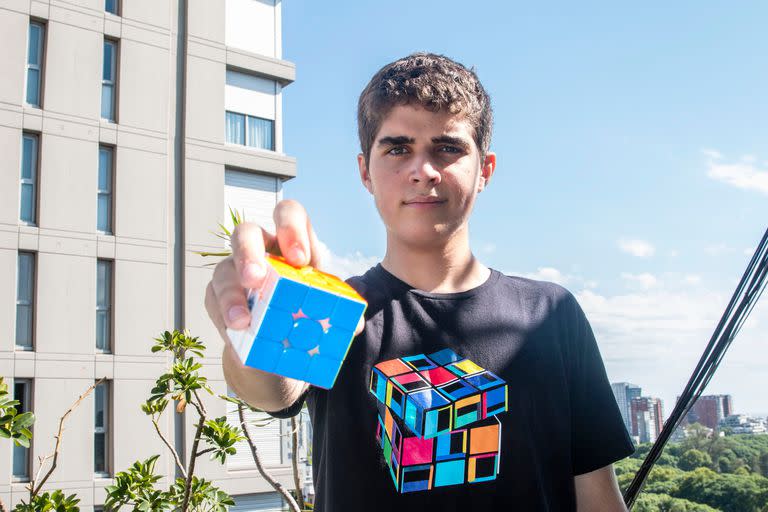 Gael Lapeyre, que obtuvo el domingo el 6to mejor puntaje a nivel mundial en Pyraminx, una de las categorías en las competiciones de Cubo Rubik, muestra a cámara el rompecabezas tridimensional más popular, el 3x3x3