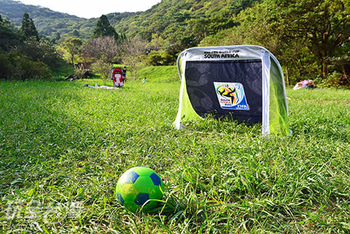 草地上的簡易足球場，踢一場大屯山上的世界盃／玩全台灣旅遊網特約記者奈奈攝