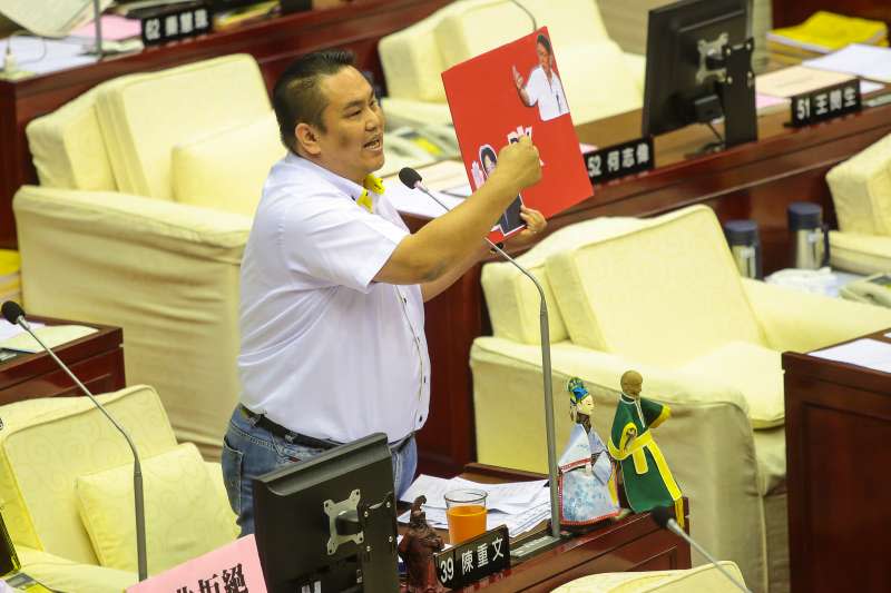 20170920-國民黨市議員陳重文20日於台北市議會質詢，手持柯神P.K.賴神的手板，詢問柯文哲是否要硬起來。（顏麟宇攝）