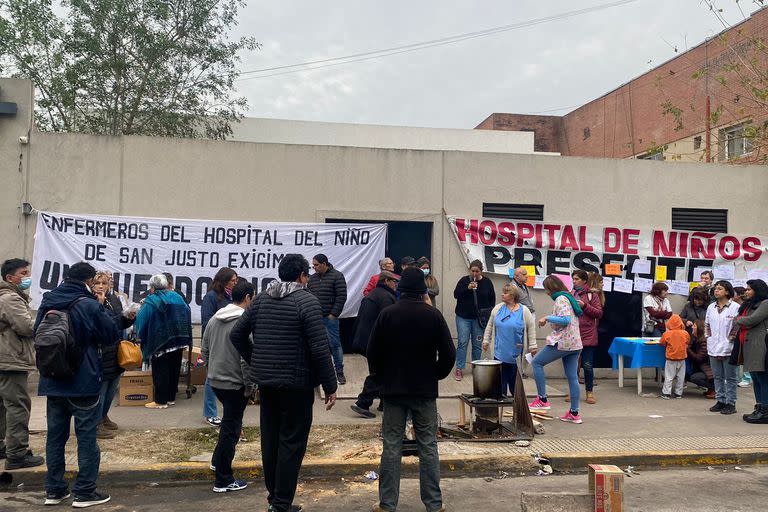 Con una olla popular frente a la guardia del hospital, los trabajadores denunciaron la renuncia masiva de médicos y enfermeros que, según precisaron, ya suma más de 40 profesionales que dejaron sus cargos