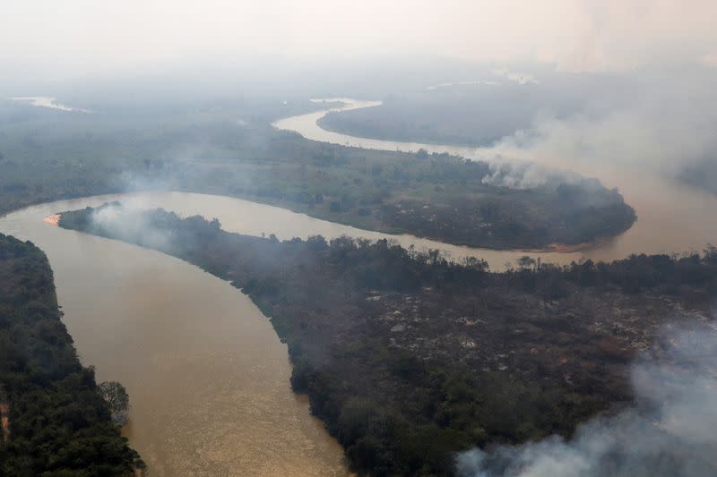 El humo de un incendio forestal envuelve los bosques aledaños al río Cuiaba en el Pantanal, Poconé, en el estado brasileño de Mato Grosso. Agosto 28, 2020. REUTERS/Amanda Perobelli