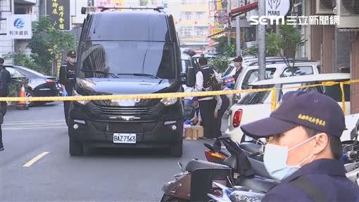 警匪對峙超過12小時、嫌犯於今晨投降。（圖／翻攝畫面）