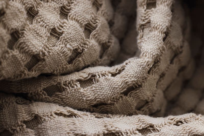▲蔡雅藍醫師提醒床墊上再加一層毛毯，將有效幫助床鋪升溫。（示意圖／Pixabay）