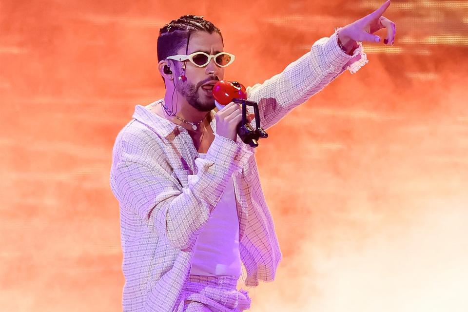 MIAMI GARDENS, FL - 12 DE AGOSTO: Bad Bunny se presenta en el escenario durante su gira más popular del mundo en el Hard Rock Stadium el 12 de agosto de 2022 en Miami Gardens, Florida.  (Foto de Alejandro Tamargo/Getty Images)