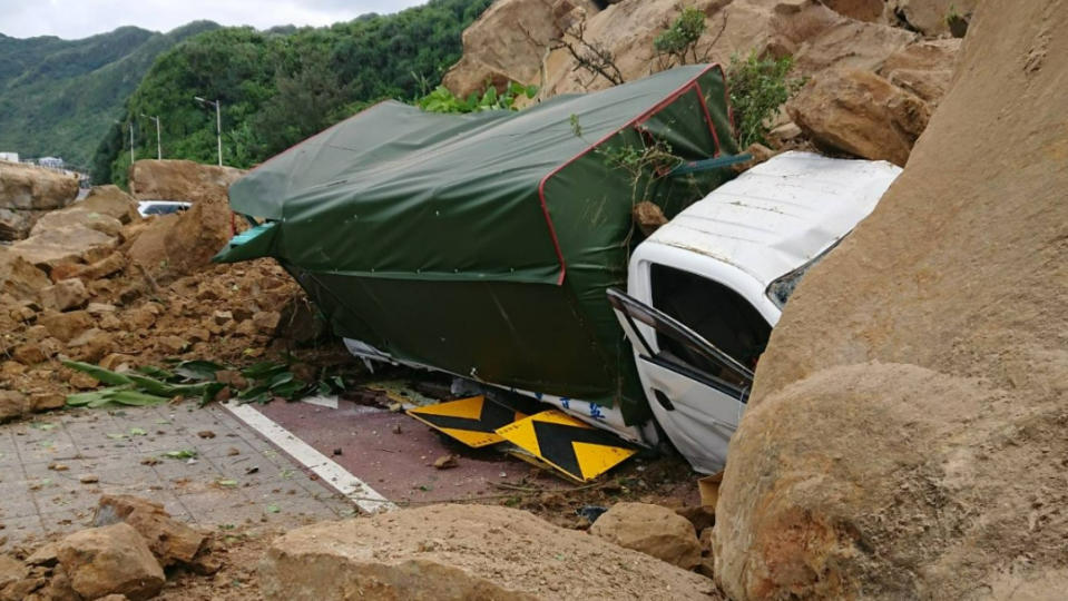 山崩噬車！破車窗、門驚險逃出　傷勢曝光：1人頭皮撕裂傷、1人多處挫傷