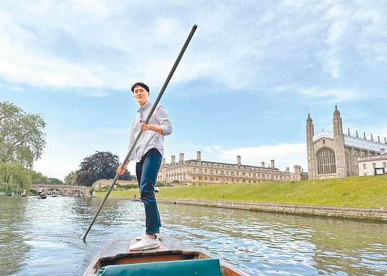 盛勁為在劍橋大學撐船，緊張到出晒汗。