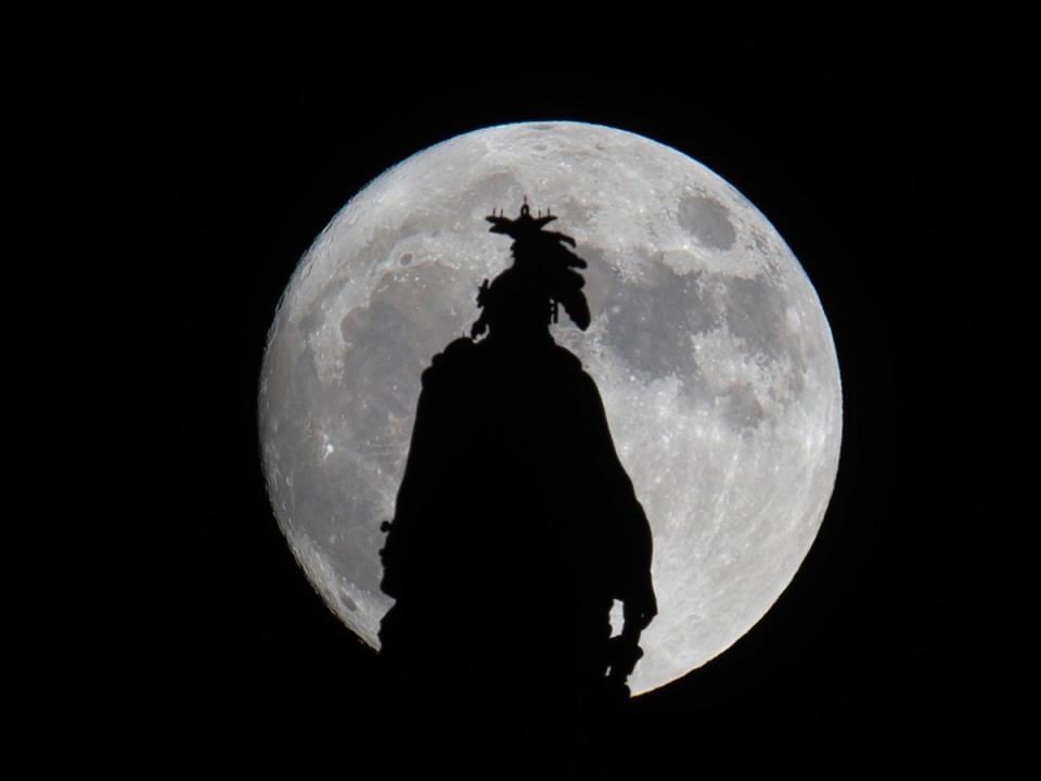 A super moon rises over the Statue of Freedom on the Capitol dome in Washington, DC November 13, 2016. (AFP)