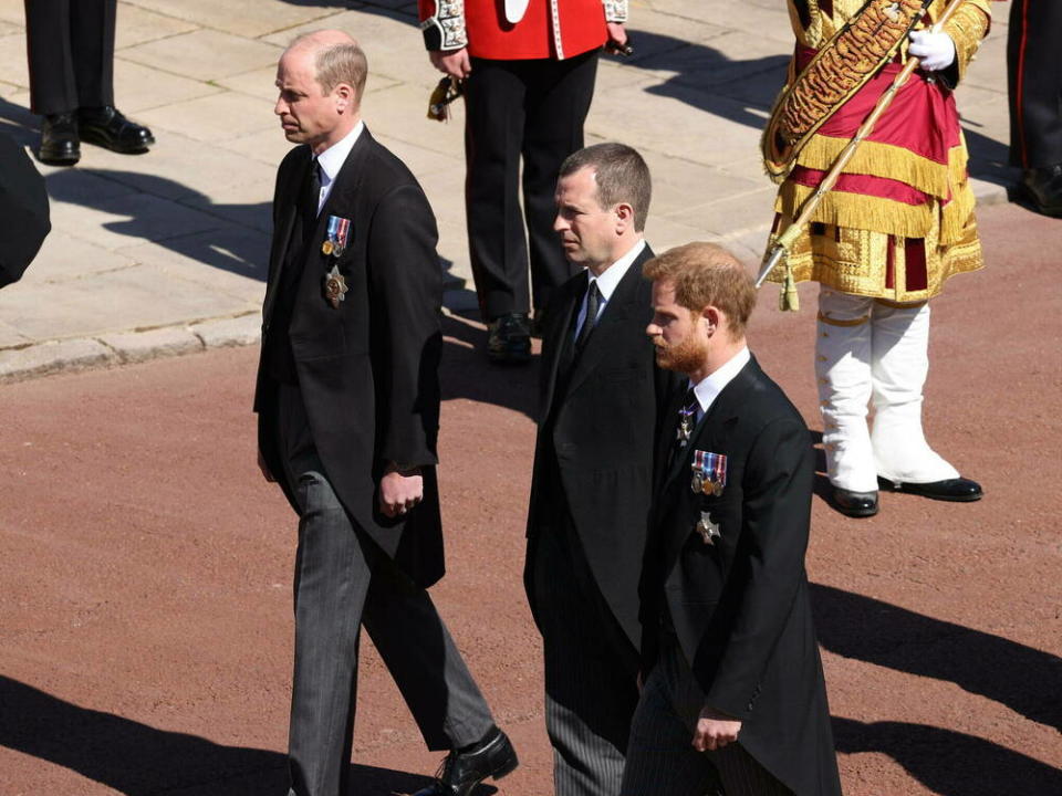 Prinz William (l.) und Prinz Harry (r.) liefen gemeinsam mit ihrem Cousin Peter Phillips hinter Prinz Philips Sarg. (Bild: imago images/i Images)