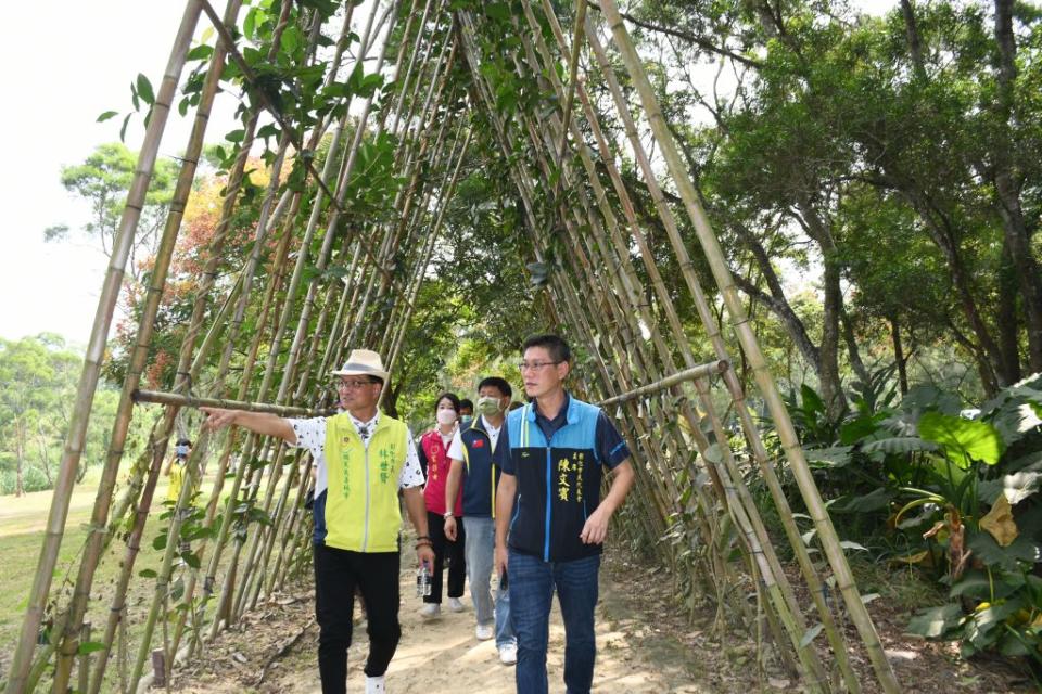 彰化市長林世賢、市代主席陳文賓等人，一起步行於揭牌啟用的香山步道。（記者曾厚銘攝）