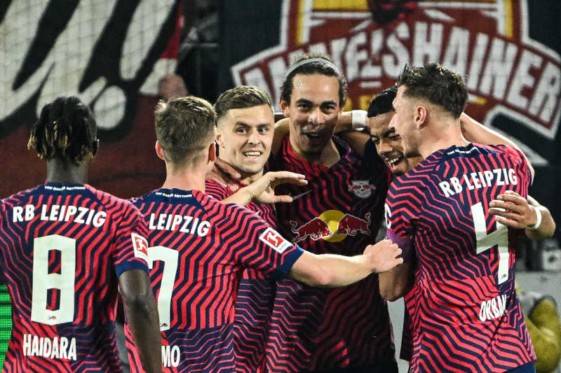 Leipzig's Yussuf Poulsen (C) celebrates scoring his side's fifth goal with teammates during the German Bundesliga soccer match between 1. FC Cologne and RB Leipzig at RheinEnergieStadion. Federico Gambarini/dpa